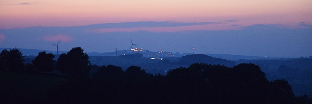 Blick auf die Augustusburg im Erzgebirge bei Dämmerung