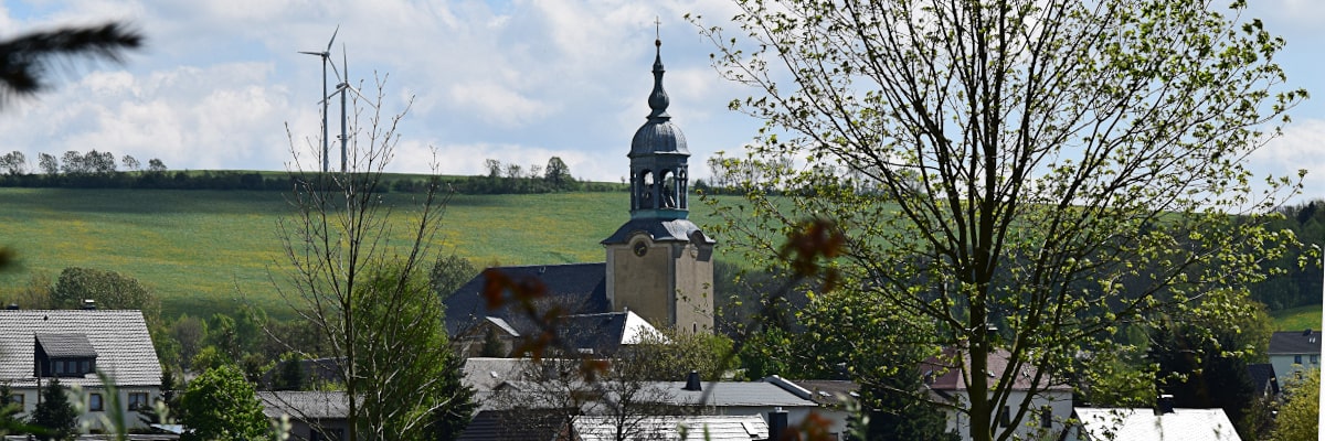 Blick auf die Dorfkirche in Großwaltersdorf im Erzgebirge