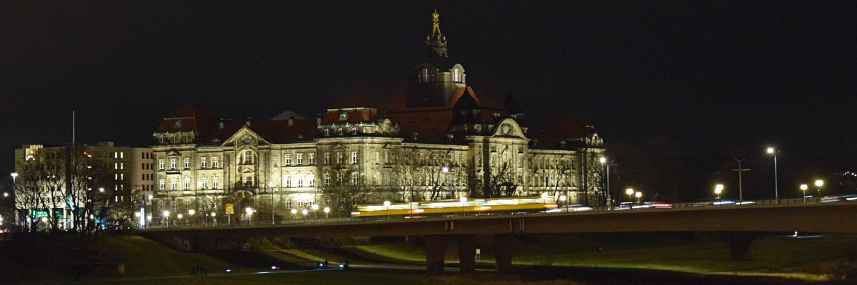 Dresden bei Nacht mit beleuchteter Skyline und Elbe
