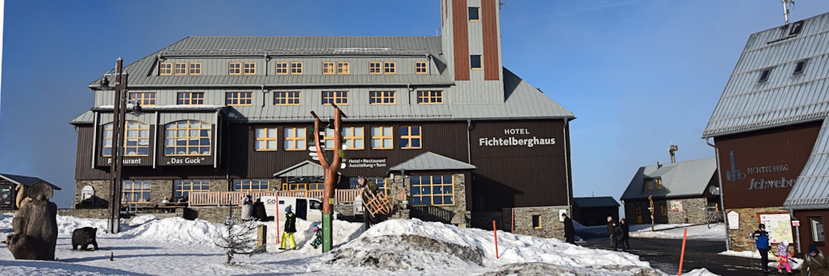 Hotel Fichtelberghaus auf dem verschneiten Fichtelberg