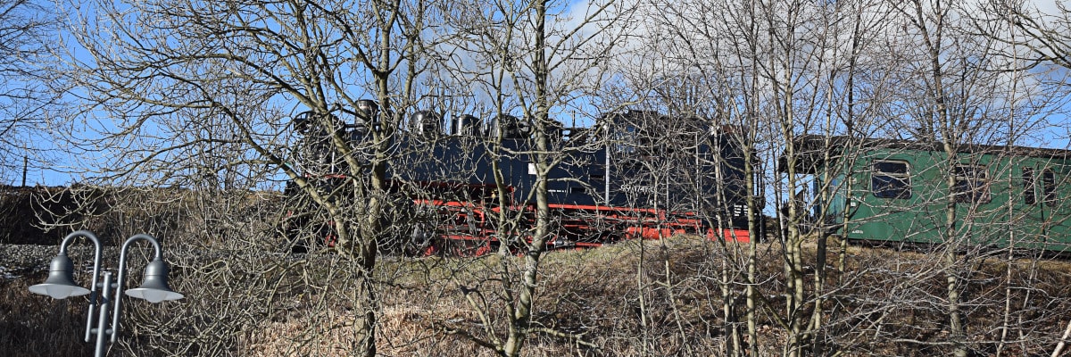 Schmalspurbahn von Cranzahl nach Kurort Oberwiesenthal dampft durch das Erzgebirge
