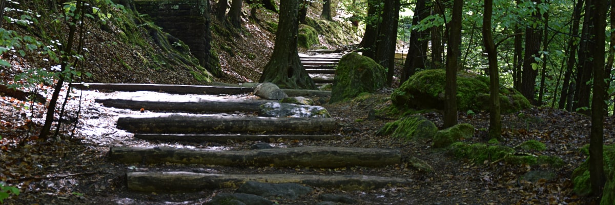 Wanderweg am Großen und am Kleinen Winterberg mit Felsformationen