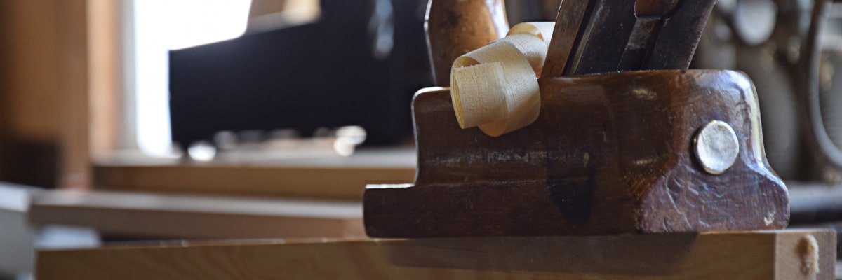 Schreinerwerkstatt mit Hobel auf der Werkbank