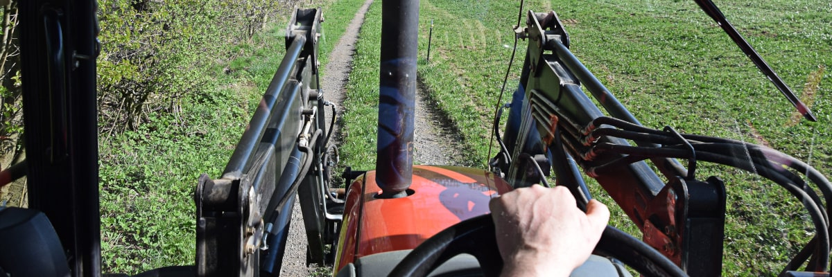 Traktor auf einem Feldweg im Erzgebirge