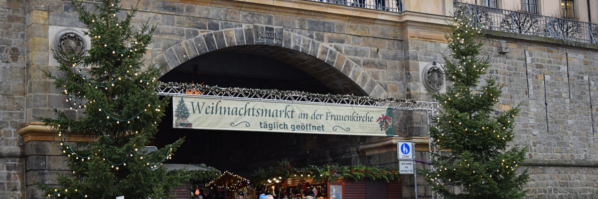 Dresdner Weihnachtsmarkt an der Frauenkirche mit Besuchern
