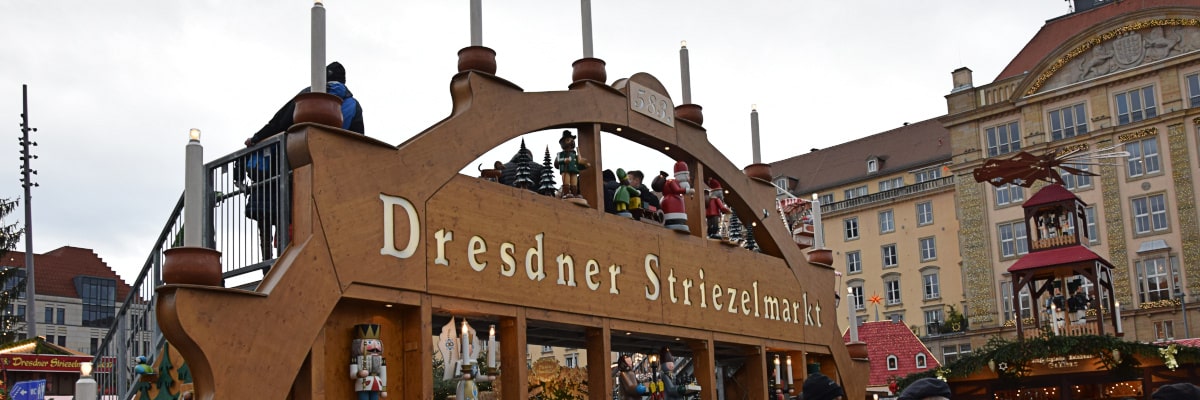 Dresdner Striezelmarkt mit weihnachtlicher Beleuchtung