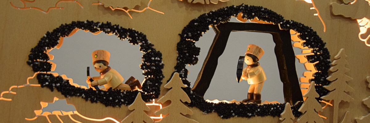 Schwibbogen Bergmann – Bergmänner bei der Arbeit im Stollen in Nahaufnahme