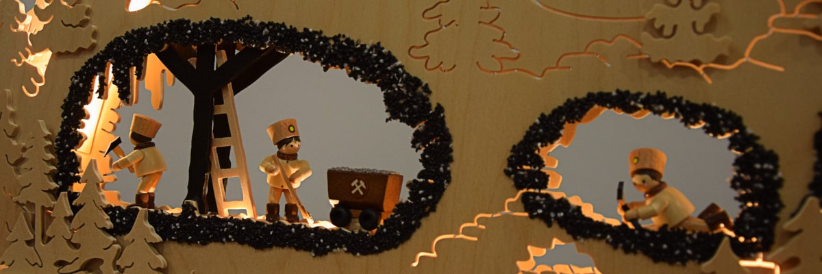 Schwibbogen Bergmann – mehrere Bergmänner bei der Arbeit im Stollen in Nahaufnahme